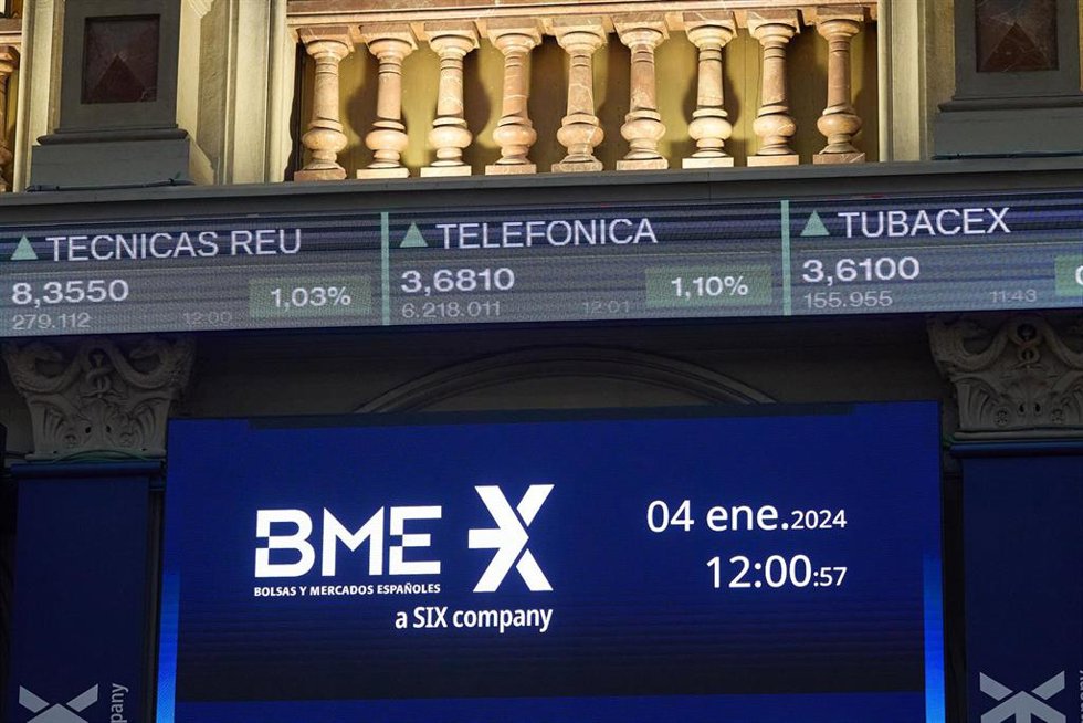 Varios paneles del Ibex 35, en el palacio de la bolsa, a 4 de enero de 2024, en Madrid (España). 