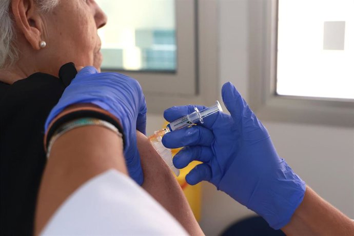Archivo - Una mujer recibe una vacuna.