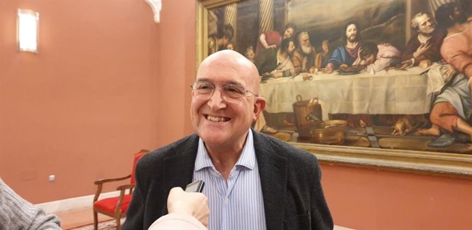 El alcalde de Valladolid, Jesús Julio Carnero, en una atención a medios antes del inicio de la cabalgata de los Reyes Magos