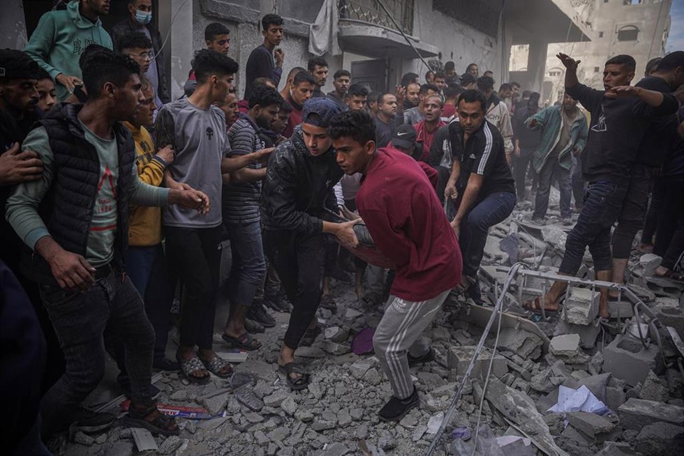 Traslado de heridos por un bombardeo israelí cerca del Hospital Al Amal de Jan Yunis, en el sur de la Franja de Gaza