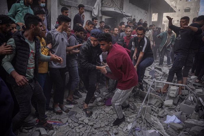 December 8, 2023, Khan Yunis, Gaza Strip, Palestinian Territories: Injured Palestinian people are carried after the Israeli bombing. Israeli warplanes bombed a residential house in the Al-Amal neighborhood, west of Khan Yunis Governorate, south of the G