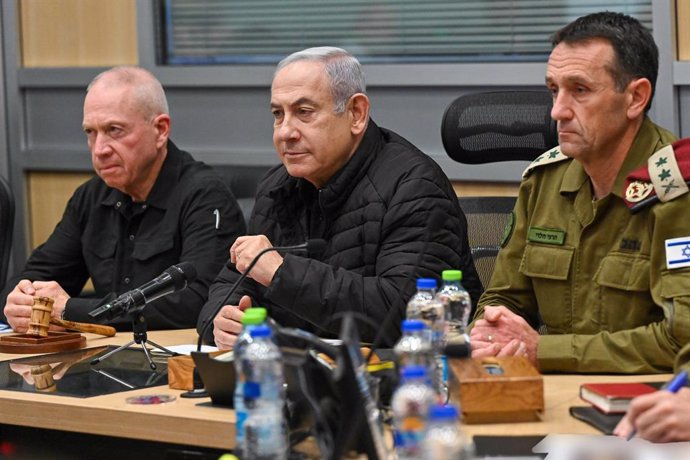 Archivo - October 23, 2023, Tel Aviv, Israel: Prime Minister BENJAMIN NETANYAHU (C), Defense Minister YOAV GALLANT (L) and IDF Chief of Staff Lt. Gen. HERZI HALEVI (R), conduct a security assessment at IDF headquarters, the Kirya, in Tel Aviv 23rd October