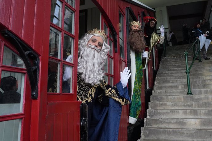 Los Reyes Magos bajan en funicular desde el parque de atracciones de Monte Igueldo, a 5 de enero de 2024, en San Sebastián, Guipúzcoa, Euskadi (España). Este año, Melchor, Gaspar y Baltasar bajan desde Monte Igueldo junto a 21 niños seleccionados por sort