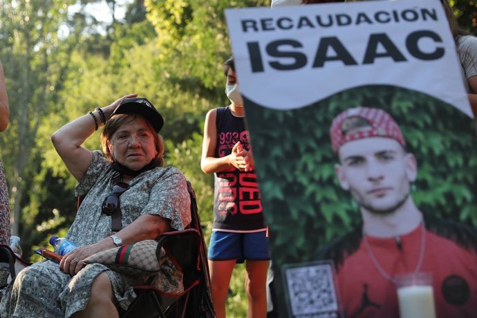 Archivo - María, abuela de Isaac, participa en un homenaje a su nieto Isaac, un joven asesinado el miércoles por la noche, en el Parque del Oeste, a 17 de julio de 2021, en Madrid (España). 
