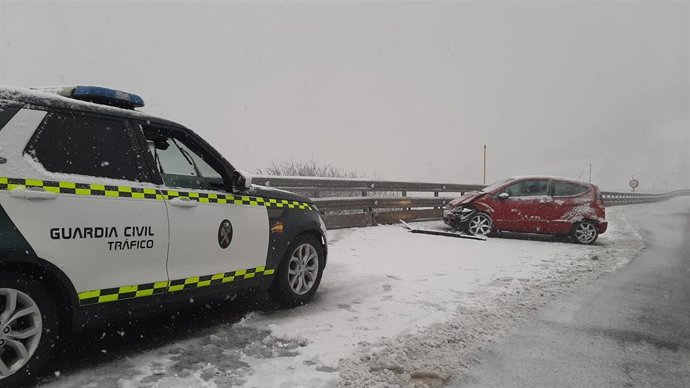 Coche accidentado en el puerto de Pajares por la nieve.