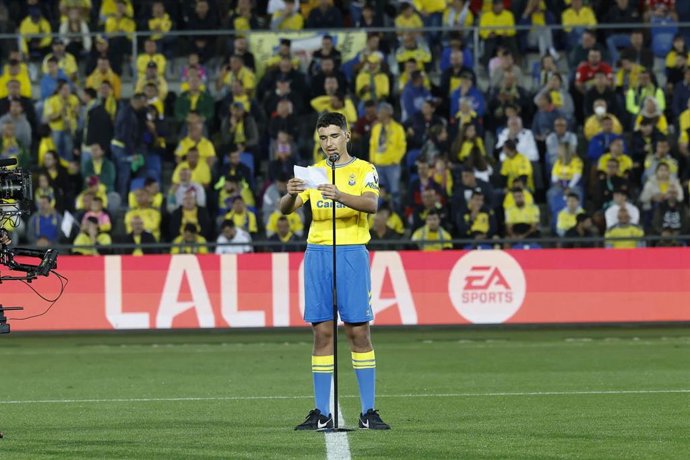 El canterano Samuel lee un manifiesto contra el odio antes del Las Palmas vs Bara.
