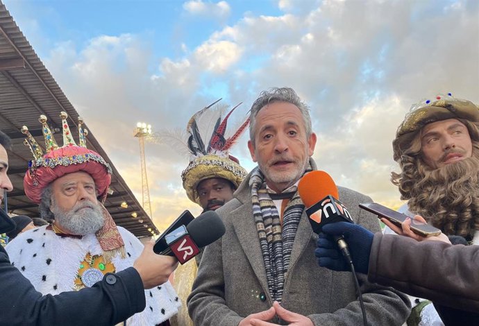 El alcalde de Valdepeñas, Jesús Martín, en el inicio de la Cabalgata de Reyes.