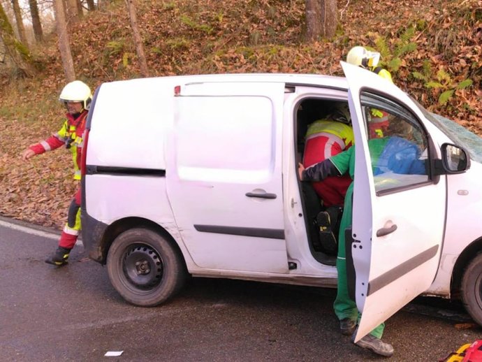 Herido leve en una colisión entre un camión y una furgoneta en Valdáliga