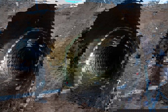 Archivo - Militar de las Fuerzas de Defensa de Israel (FDI) frente a la entrada de un túnel subterráneo del Movimiento de Resistencia Islámica (Hamás) bajo tierra en la Franja de Gaza