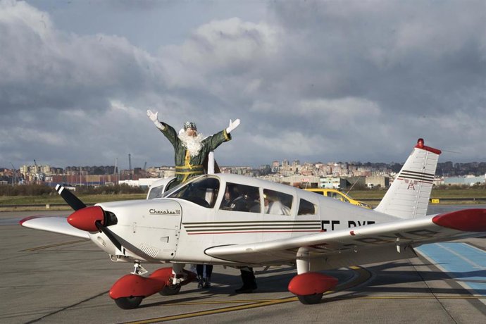 Los Reyes Magos llegan a Camargo en avión. Cabalgata