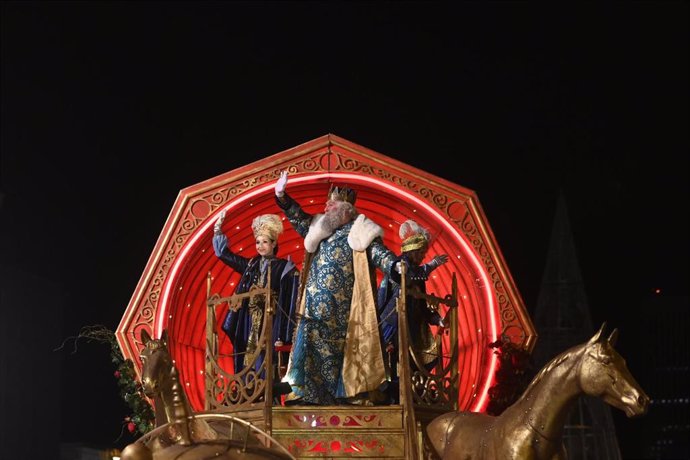 El Rey Melchor saluda a los niños durante la cabalgata, a 5 de enero de 2024, en Madrid (España). Los Reyes Magos recorren en su tradicional cabalgata el centro de Madrid. El lema del desfile de este año es El regalo de la inocencia, como homenaje a l