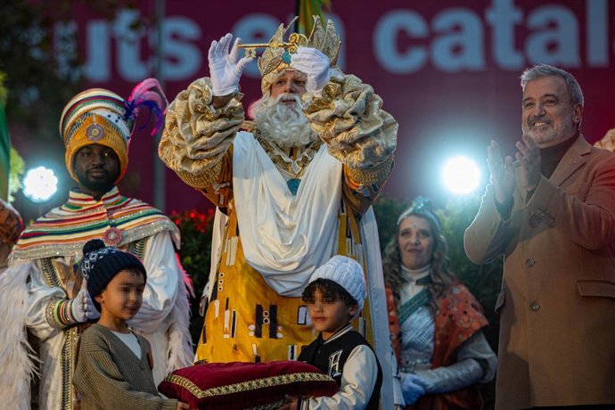 L'alcalde de Barcelona, Jaume Collboni (d), lliura la clau de la ciutat als Reis Mags a la seva arribada al Portal de la Pau, a 5 de gener de 2024, a Barcelona, Catalunya (Espanya). Els Reis Mags han arribat a la ciutat de Barcelona per mar, a bord de