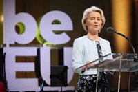 Von der Leyen recuerda a Delors para criticar la ocupación militar y apoyar la ampliación de la UE