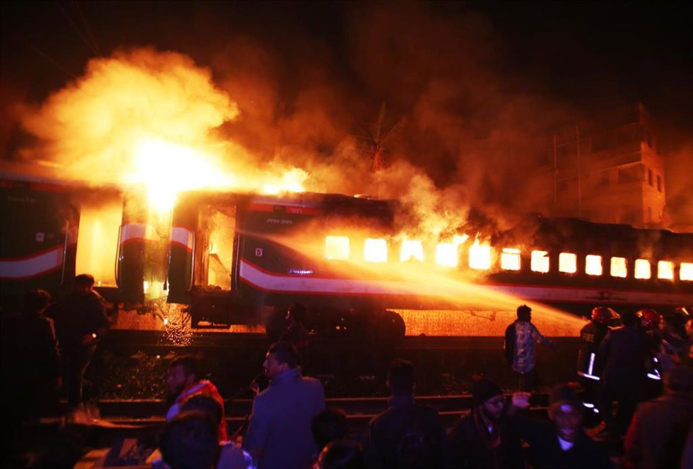 Bomberos de Bangladesh sofocan las llamas en un vagón de tren en la capital, Daca.