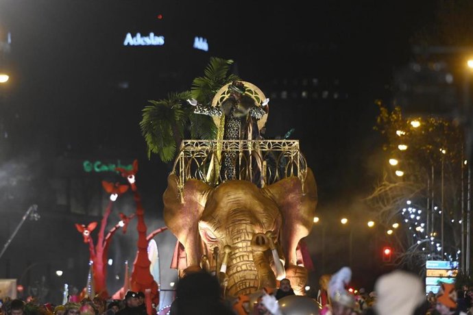 El Rey Baltasar saluda a los niños durante la cabalgata, a 5 de enero de 2024, en Madrid (España). 
