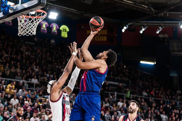 Jabari Parker intenta una canasta ante Chima Moneke en un Bara-Baskonia