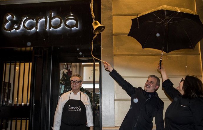El alcalde de Barcelona, Jaume Collboni, junto al pastelero Christian Escrib, da el primer toque de campana en la pastelería Escrib, a 5 de enero de 2024, en Barcelona, Catalunya (España). Collboni es el Campaner Escrib 2024, por lo que es el encar