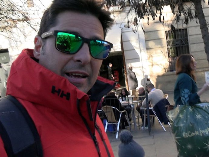 Fran Rivera caminando junto a Lourdes Montes y sus hijos tras ver la Cabalgata de Reyes