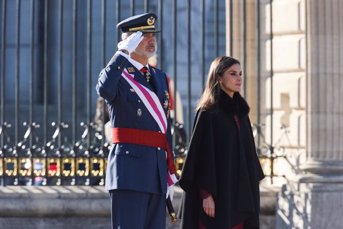 Archivo - El Rey Felipe VI y la Reina Letizia, saludan a su llegada a la celebración de la Pascua Militar en el Palacio Real, en el Palacio Rea, a 6 de enero de 2023, en Madrid (España). La Pascua Militar constituye un solemne acto castrense con el que se