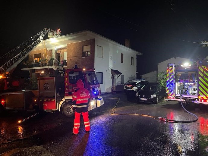 Bomberos sofocan un incendio en una chimenea en Isla