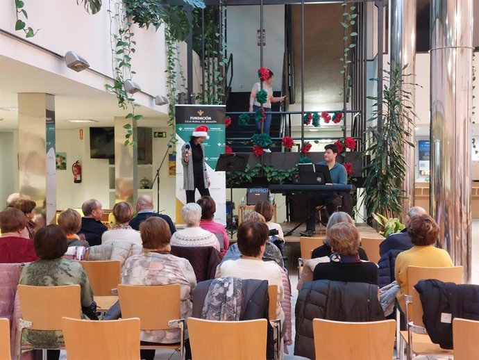 La cantante argentina Lucía Domínguez, en una de las actuaciones en centros y residencias de mayores de Aragón.