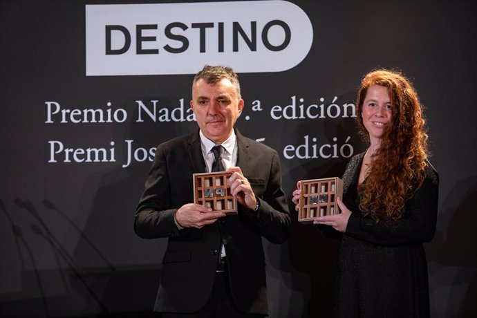 Archivo - Arxiu - Manuel Vilas, guanyador del Premi Nadal 2023, i Gemma Ventura Farré, guanyadora del Premi Josep Pla de prosa en llengua catalana, posen durant la vetllada literària per donar a conèixer el Premi Nadal de Novel·la 2023, a l'Hotel Palace