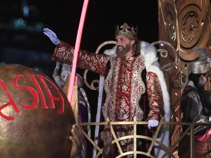 El Rey Gaspar saluda a los niños durante la cabalgata, a 5 de enero de 2024, en Madrid (España).