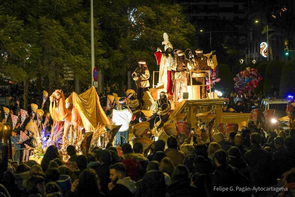 La cabalgata de los Reyes Magos "más eficiente" toma las calles de Cartagena