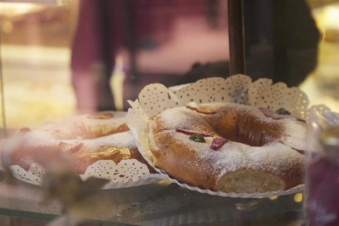 Archivo - Detalle del Roscón de Reyes en la vitrina de una confitería