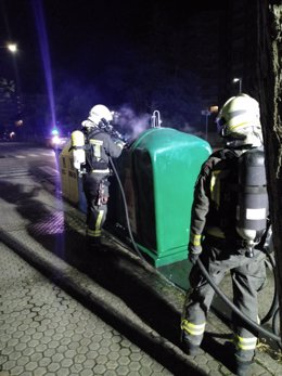 Bomberos de Laredo sofocan un fuego en un contendor de la localidad