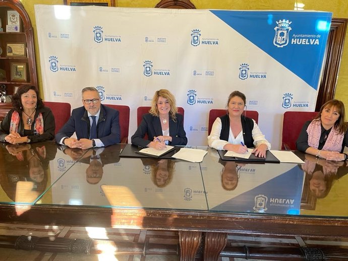 La alcaldesa de Huelva, Pilar Miranda, y la presidenta provincial de Cruz Roja Española en Huelva, Patricia Mauri, han renovado el convenio donde se regula la colaboración de las dos entidades en el desarrollo de diferentes programas de actuación.