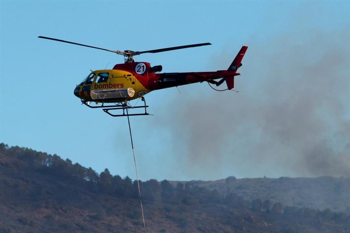 Archivo - Imagen de un helicóptero de los Bombers trabajando en un ncendio forestal
