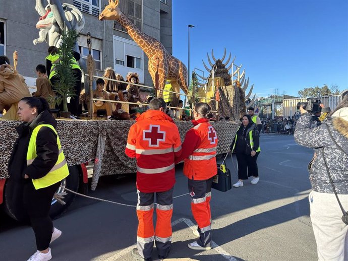 Voluntarios de Cruz Roja Extremadura en la Cabalgata de Reyes de una localidad extremeña