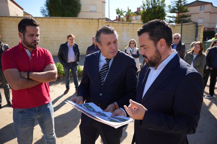 Archivo - El alcalde de Gines, Romualdo Garrido (d) y el presidente de la Diputación, Javier Fernández (c), durante su visita a Gines. A 22 de noviembre de 2023, en Sevilla (Andalucía, España). 