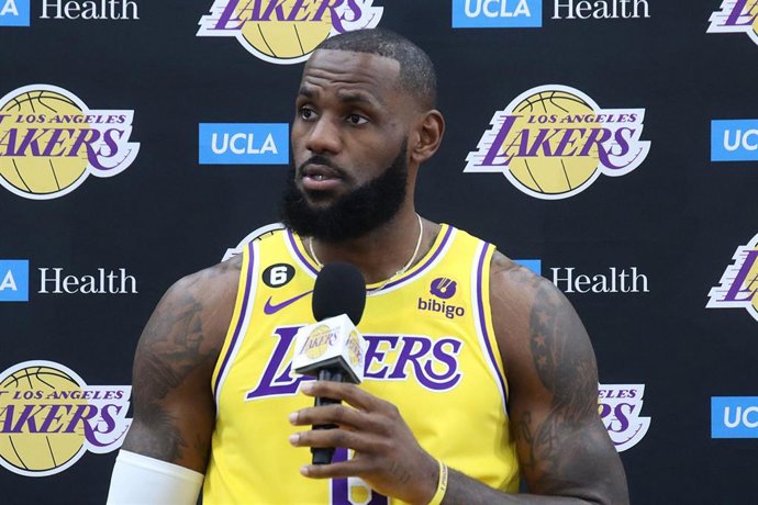 Archivo - El alero de Los Angeles Lakers LeBron James, durante una rueda de prensa. 