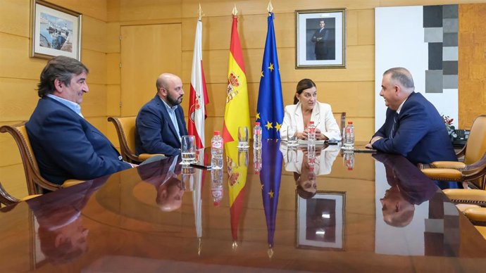 Archivo - La presidenta de Cantabria, María José Sáenz de Buruaga, recibe a representantes de la Asociación de Promotores y Constructores de Cantabria.