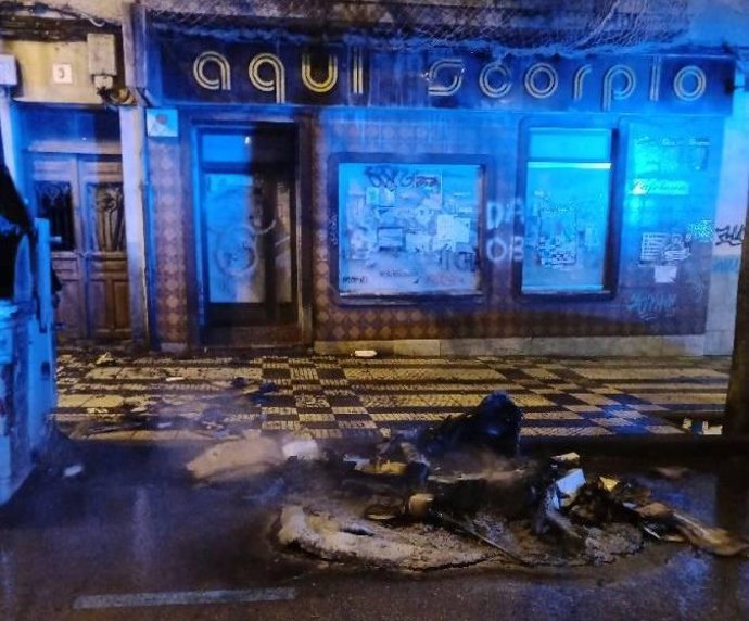 Uno de los numerosos contenedores quemados en Soria