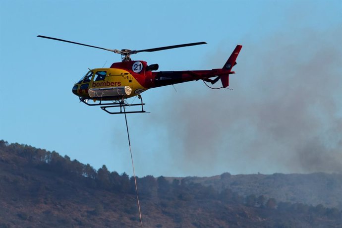 Archivo - Arxivo - Imatge d'un helicòpter dels Bombers treballant en un ncendio forestal