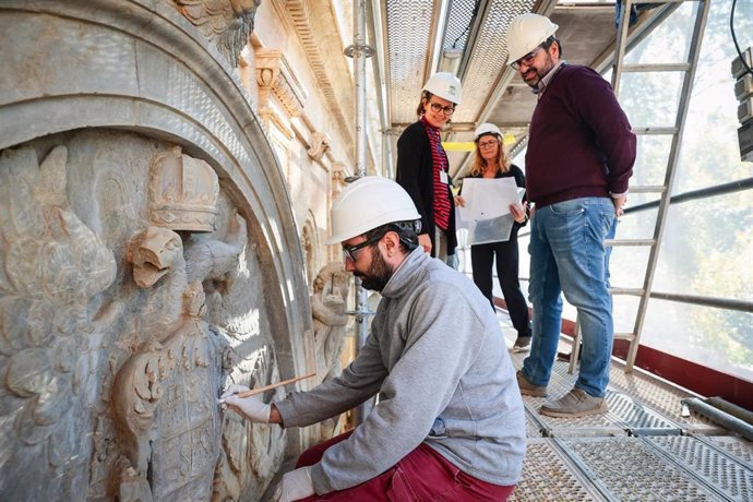 La Alhambra emprende la restauración del pilar de Carlos V