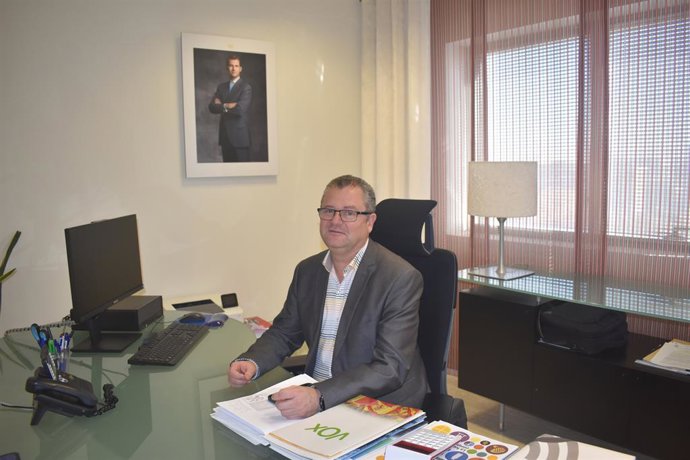 El consejero de Agricultura en su despacho
