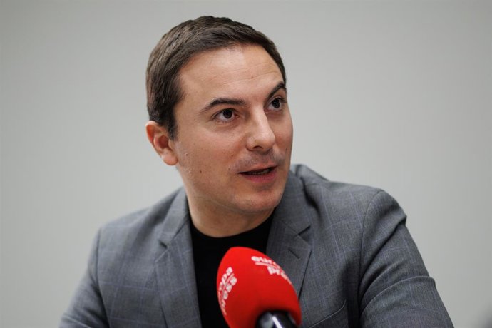 El secretario general del PSOE-M, Juan Lobato, en una entrevista con Europa Press a 3 de enero de 2024.