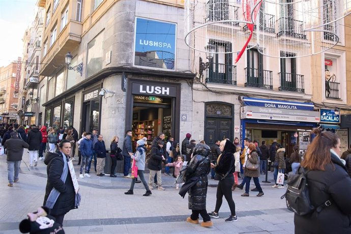 Decenas de personas hacen cola en la Administración Doña Manolita, a 5 de enero de 2024, en Madrid (España). El Sorteo Extraordinario de la Lotería de 'El Niño' 2024 repartirá 770 millones de euros en premios, 70 millones más que en 2023, según informa 