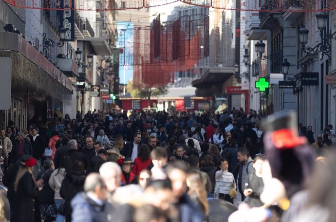 Archivo - Cientos de personas salen a comprar durante Black Friday, a 24 de noviembre de 2023, en Madrid (España). Este año, la previsión de gasto de los españoles en Black Friday es un 6% mayor del gasto del año pasado. Además de los descuentos en los co