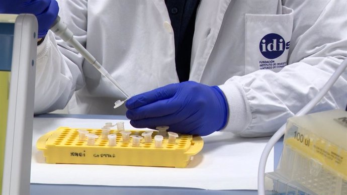 Toma de muestras biológicas con una pipeta en el Instituto de Investigación Sanitaria de Santiago (IDIS).