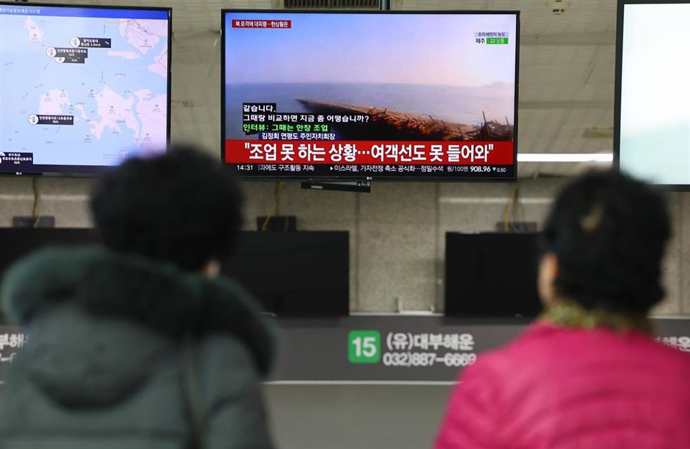 Ciudadanos surcoreanos observan maniobras de artillería de Corea del Norte