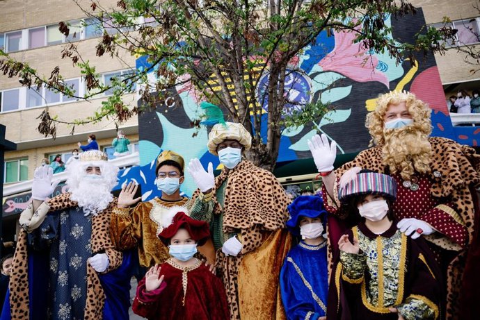 Los Reyes Magos llenan de ilusión el Hospital Infantil de Zaragoza.