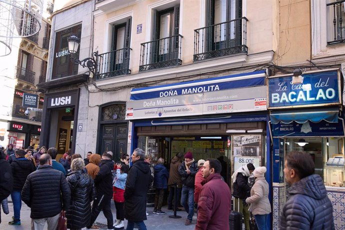 Decenas de personas hacen cola en la Administración Doña Manolita, a 5 de enero de 2024, en Madrid (España). 