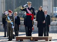 La Reina Letizia luce su look más sobrio, pero elegante, en la Pascua Militar