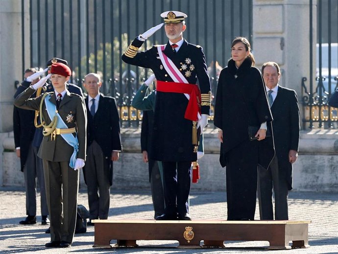 LA PRINCESA LEONOR JUNTO A SU PADRES, LOS REYES DON FELIPE Y DOÑA LETIZIA, EN LA PASCUA MILITAR