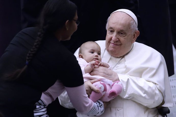 03 January 2024, Vatican: Pope Francis holds a baby during the Wednesday General Audience in St. Paul Hall at the Vatican. Photo: Evandro Inetti/ZUMA Press Wire/dpa